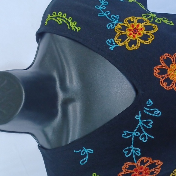 August Silk Light weight sweater, Size Petite Small, Floral Print, embroidered - Picture 2 of 5